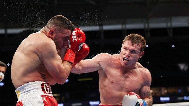 Canelo Álvarez aplastó por KO a Yildirim y conservó sus título de peso supermediano en Miami