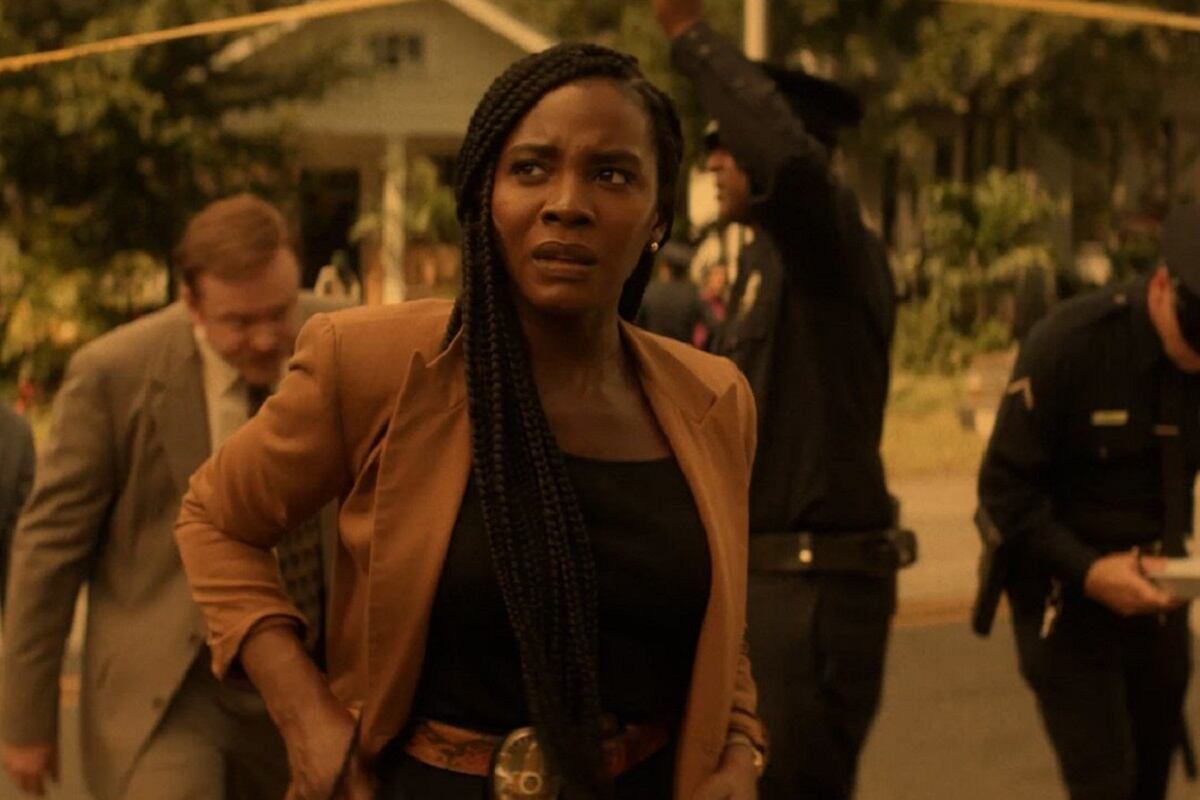 Debby Ayorinde interpreta a la detective Dawn Reeve, quien debe descubrir al responsable de terribles crímenes, en la temporada 2 de "Them" (Foto: Amazon Prime Video)