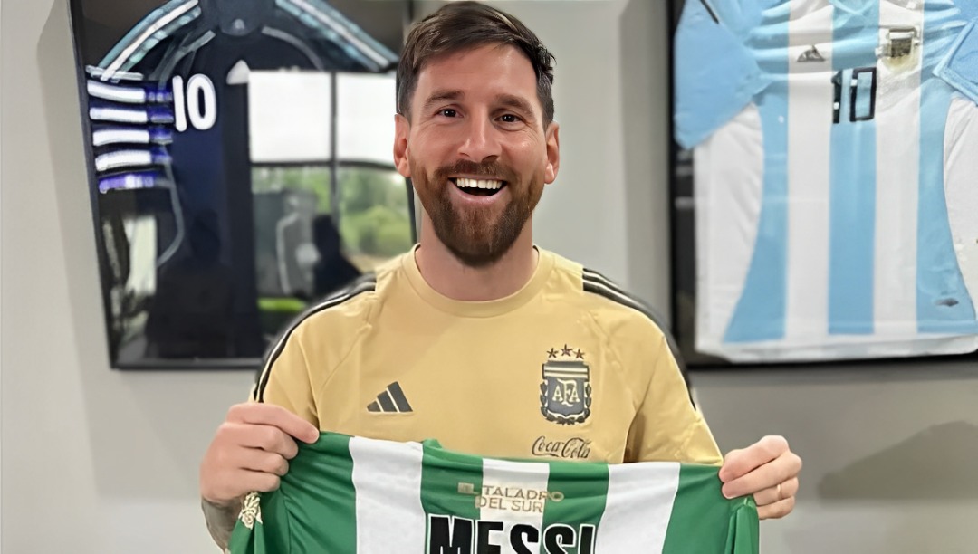 Lionel Messi posó con la camiseta de Banfield cuando estuvo en Argentina. (Foto: Banfield)
