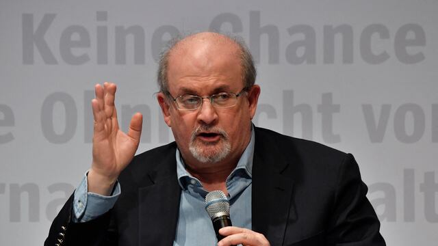 Salman Rushdie, atacado con cuchillo en Nueva York: los detalles del autor de ‘Los Versos Satánicos’