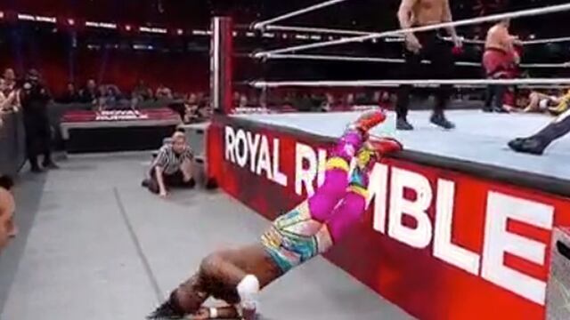 ¡Insólita salvada! Kofi Kingston evitó la eliminación del Royal Rumble 2019 con curioso movimiento [VIDEO]