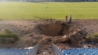 Estragos de un bombardeo: estadio en Ucrania quedó con un agujero