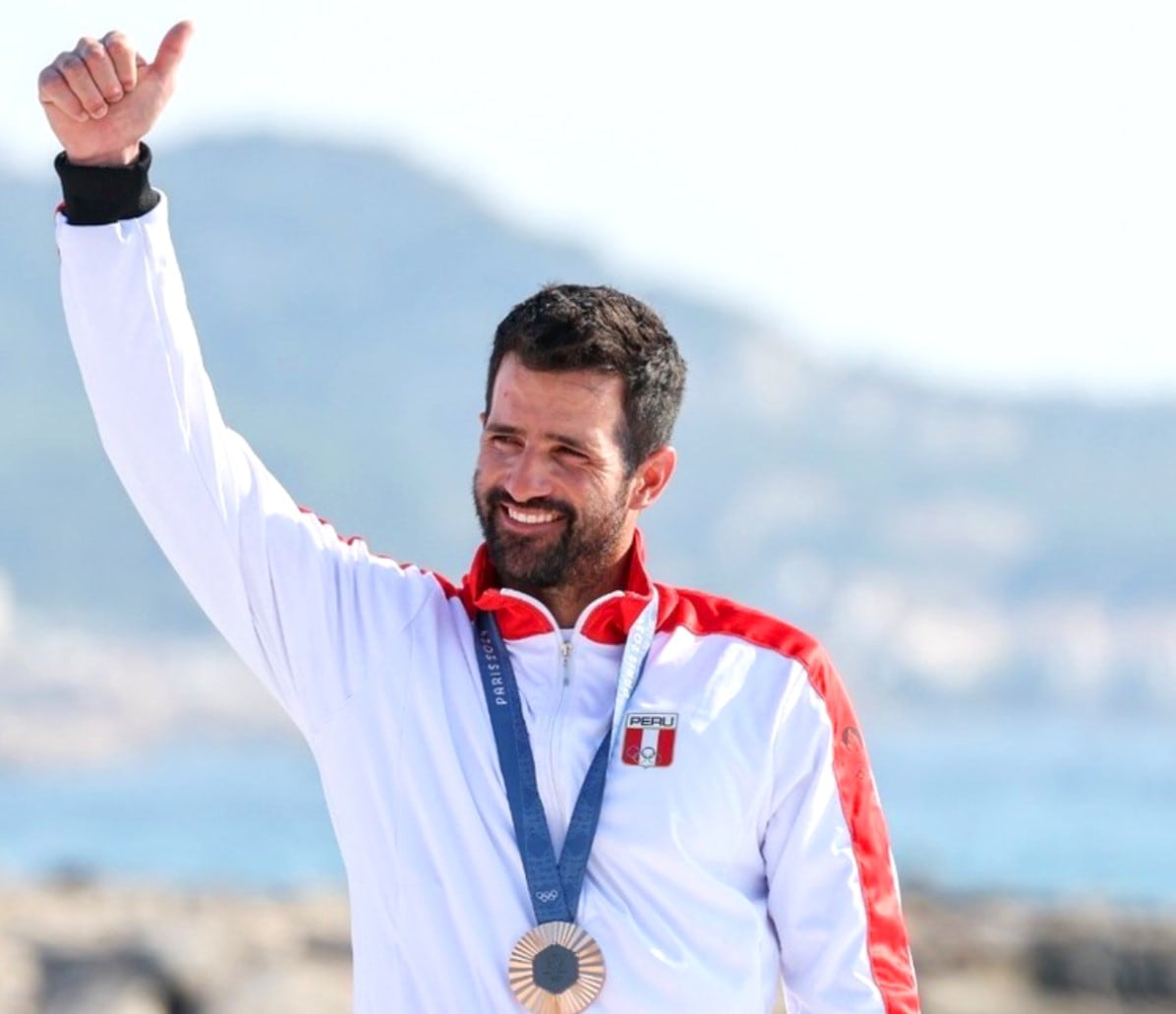 Stefano Peschiera con la medalla de bronce que ganó en París 2024. (Foto: IPD)