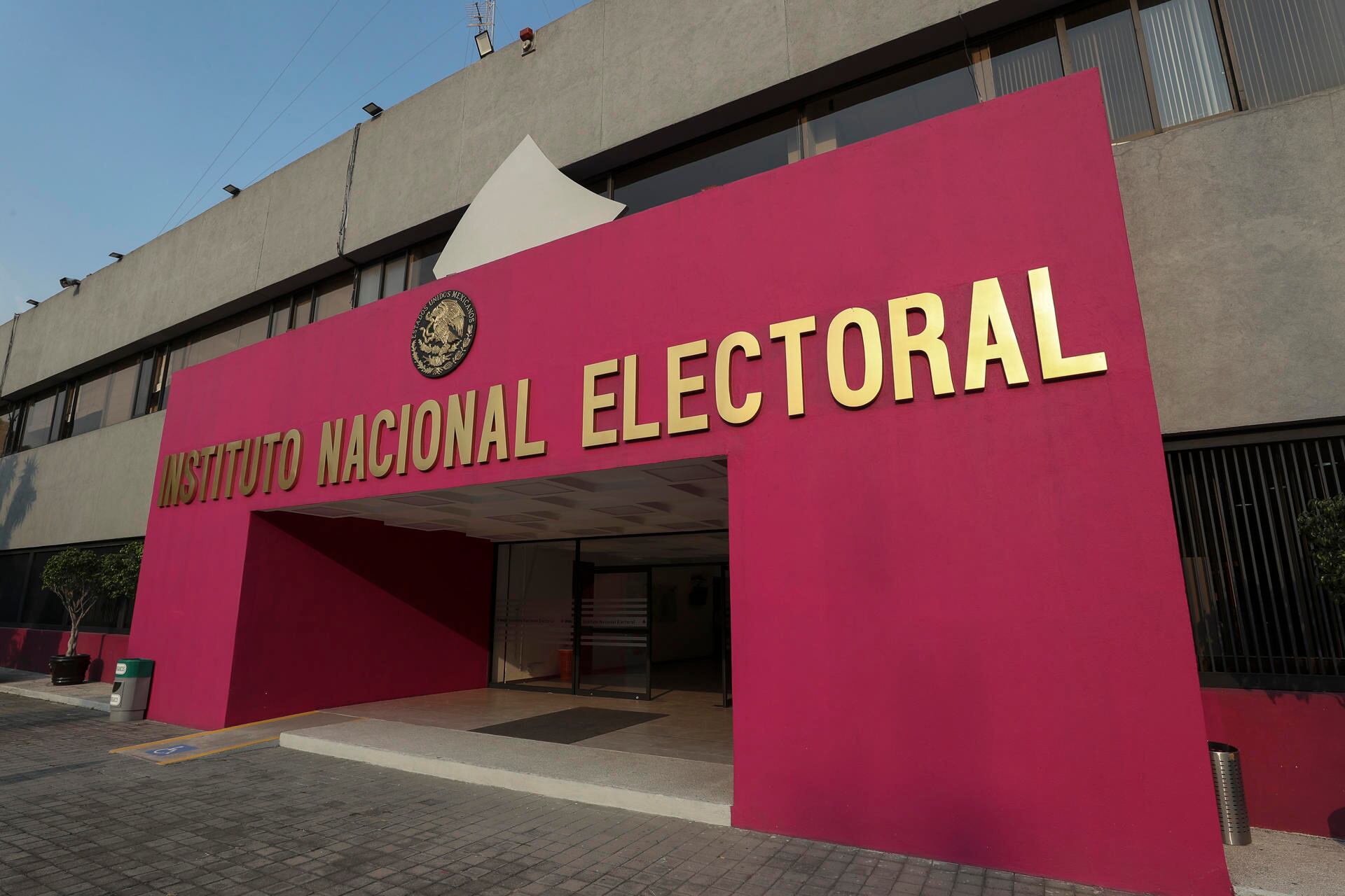 La fachada del edificio del Instituto Nacional Electoral (INE), el 10 de abril de 2023, en la Ciudad de México (Foto: EFE)