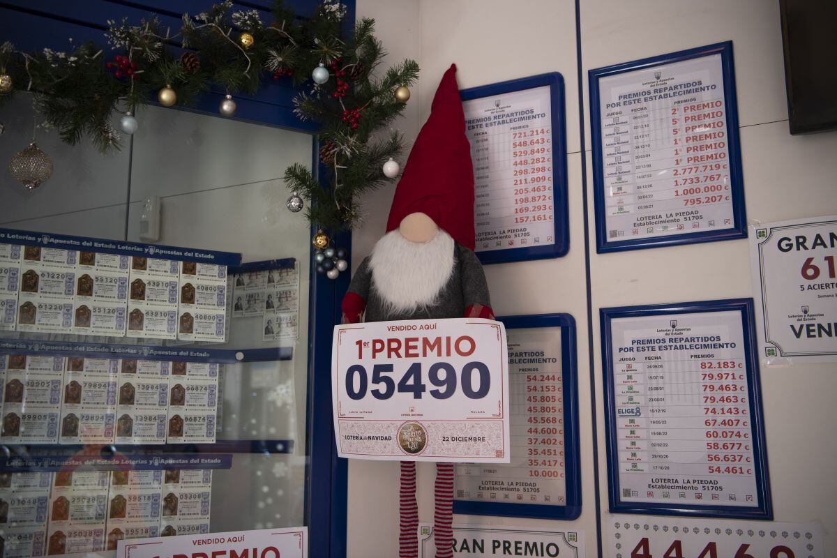 Un "gnomo" sosteniendo un billete ganador del primer premio de la lotería de Navidad de España 'El Gordo' se ve en "La Piedad" de Málaga, el 22 de diciembre de 2022 (Foto: Jorge Guerrero / AFP)