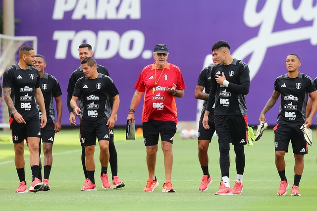 Toda la delegación peruana junto a Jorge Fossati en el entrenamiento realizado este sábado 16 de marzo. (Fotos Jesús Saucedo/@photo.gec).