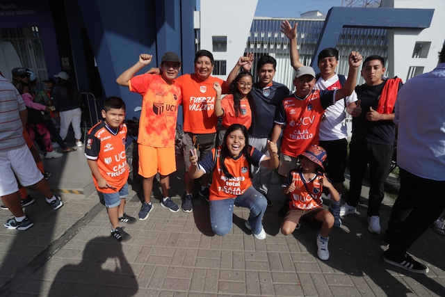 Cientos de personas llegaron a los exteriores de la UCV para ver a Paolo Guerrero. (Foto: lessandro Currarino / Enviado especial a Trujillo / @photo.gec)