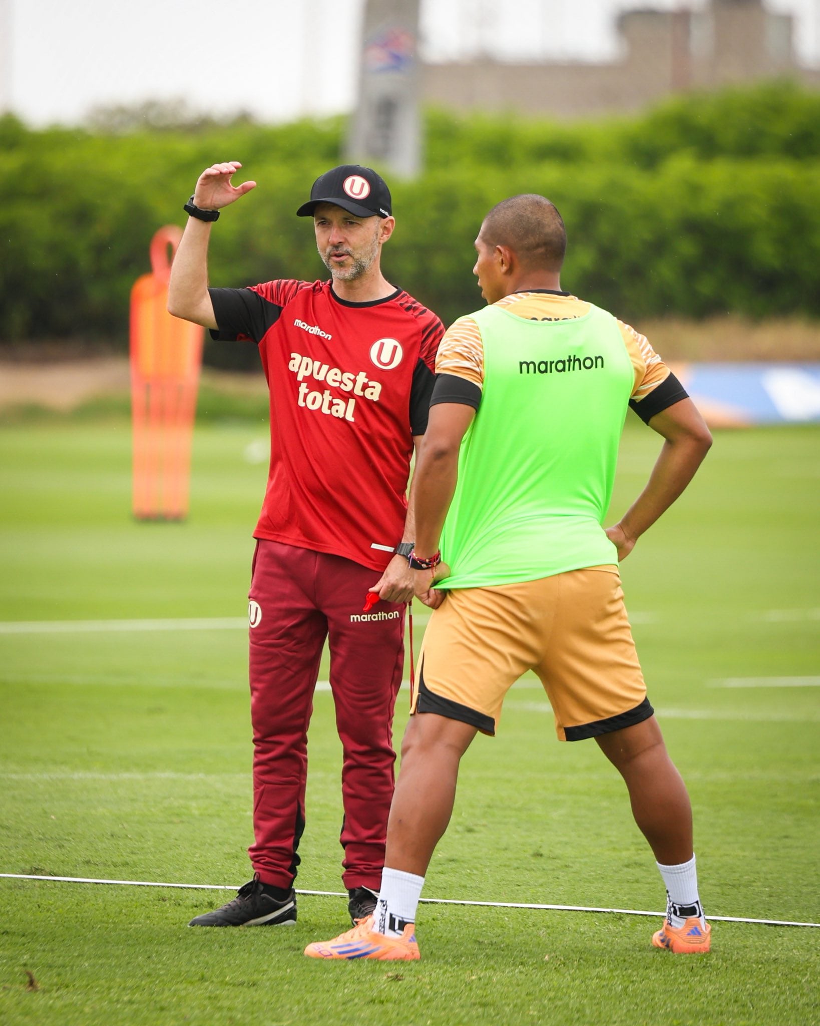 Javier Rabanal lidera las prácticas de la 'U' en las instalaciones de Campo Mar.