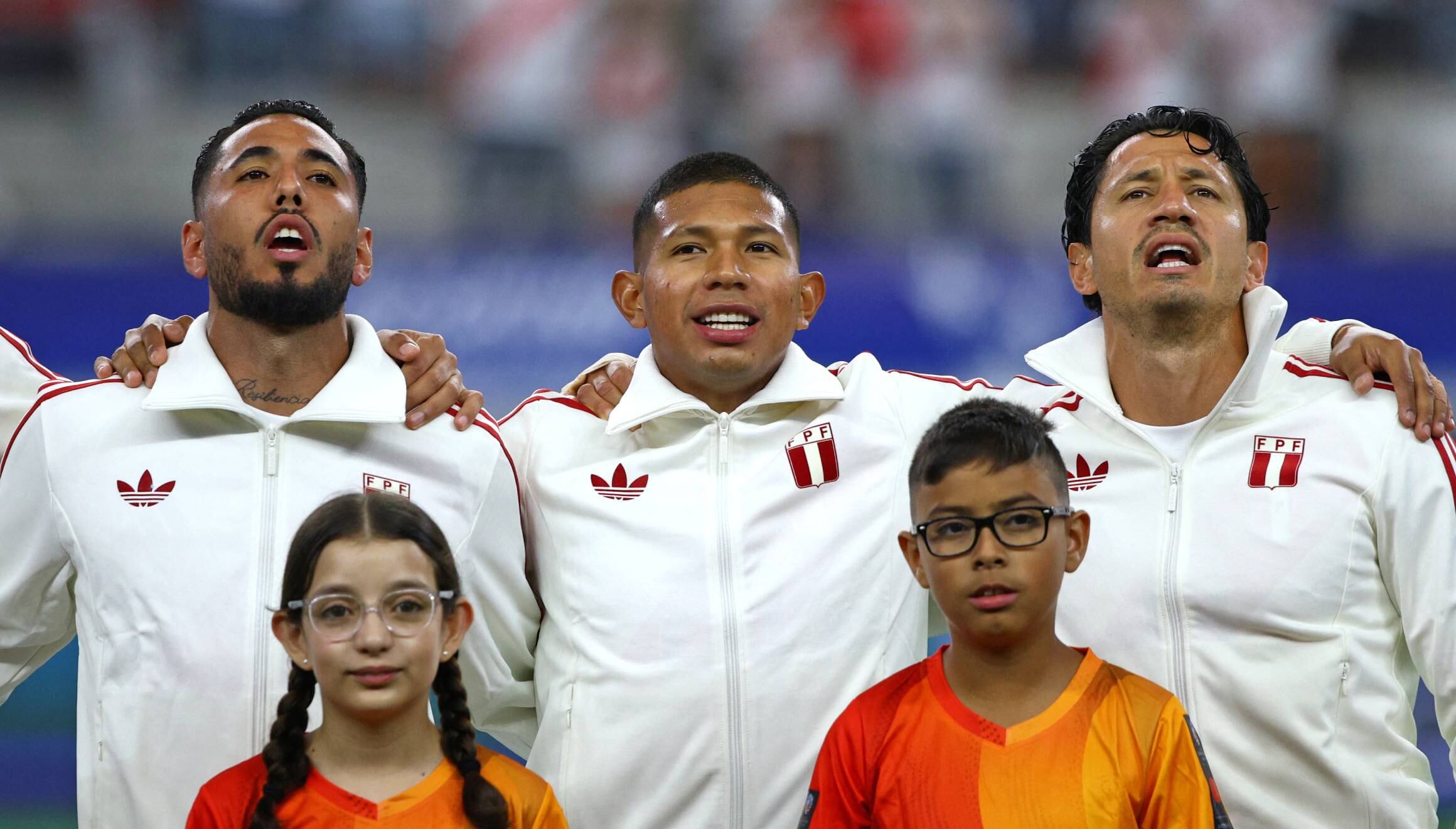 Gianluca Lapadula volverá a ser el principal referente de la selección peruana en el ataque ante la ausencia de Paolo Guerrero, quien fue descartado por Jorge Fosati para el partido contra Colombia. (Foto: Aric Becker / AFP)