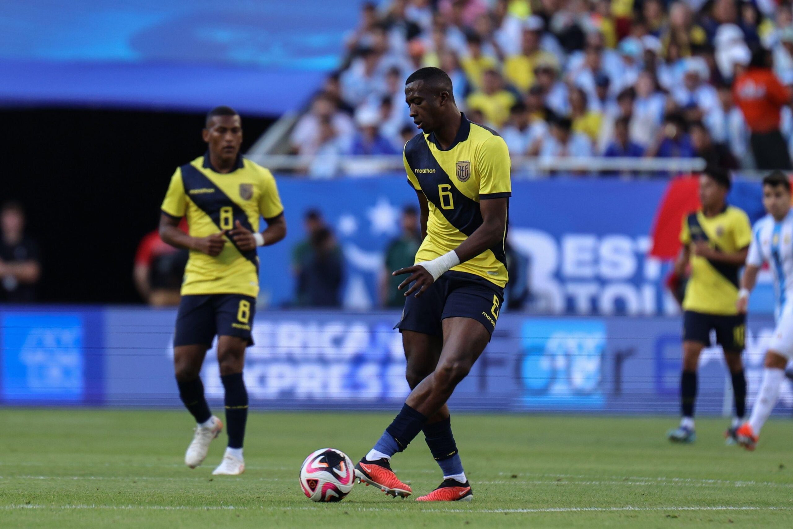 2XB0RY8 Chicago, USA. 09th June, 2024. Chicago, USA, June 9, 2024: William Pacho (6 Ecuador) passes the ball during the friendly match between Argentina and Ecuador on Sunday June 9 at Soldier Field, Chicago, USA. (NO COMMERCIAL USAGE). (Shaina Benhiyoun/SPP) Credit: SPP Sport Press Photo. /Alamy Live News