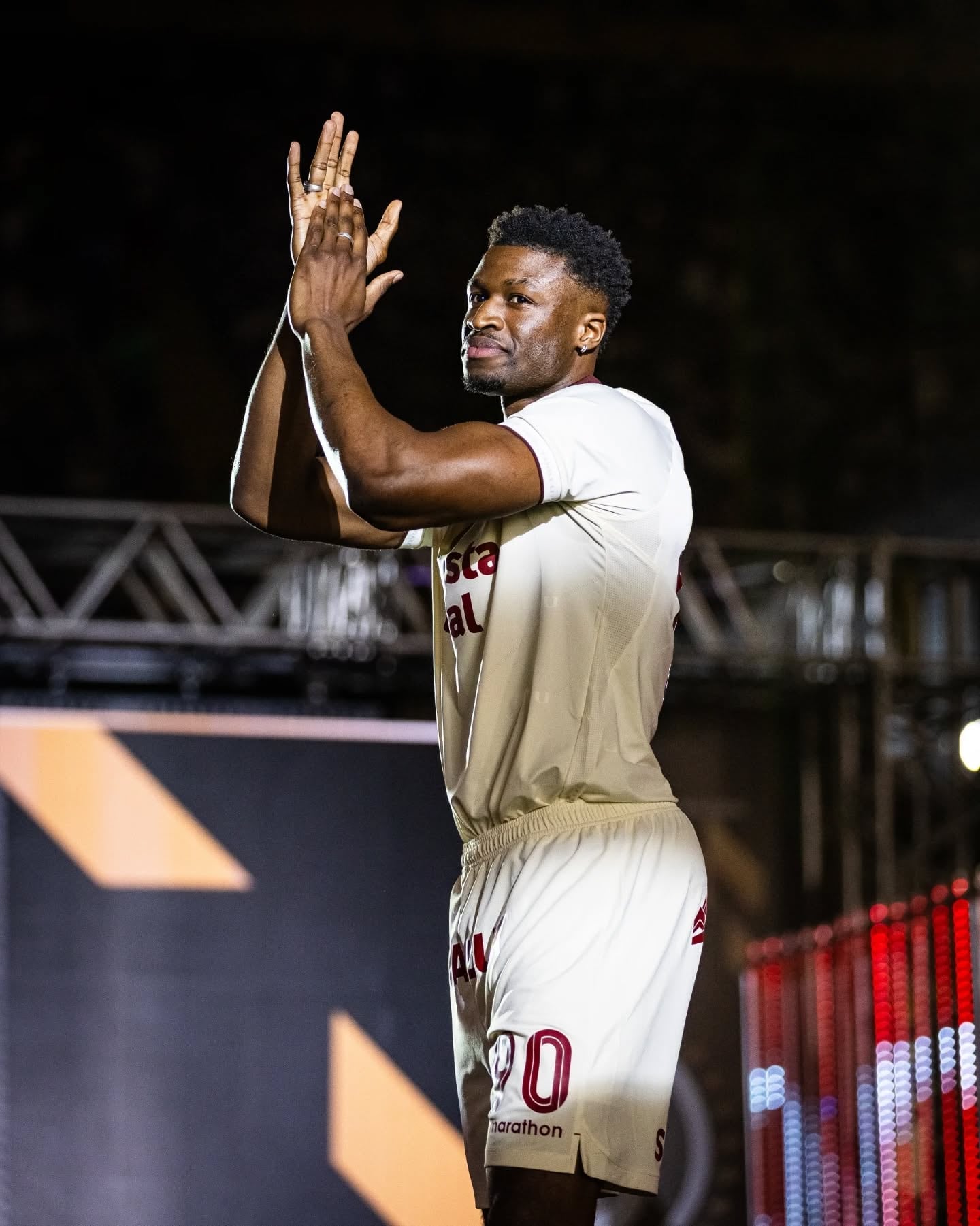 Sekou Gassama fue presentado en el Estadio Monumental. (Foto: Universitario)