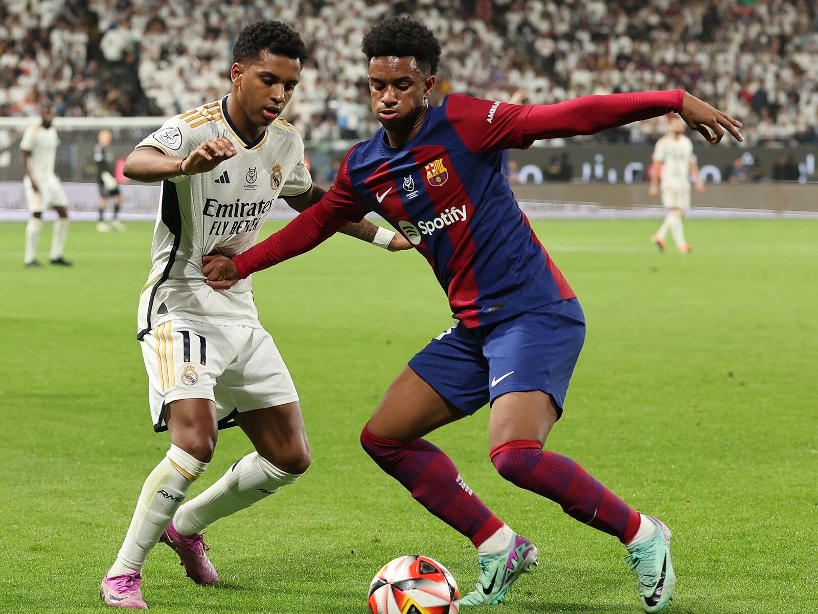 Real Madrid y Barcelona se ven las caras este fin de semana por el Clásico de España. (Foto: AFP)