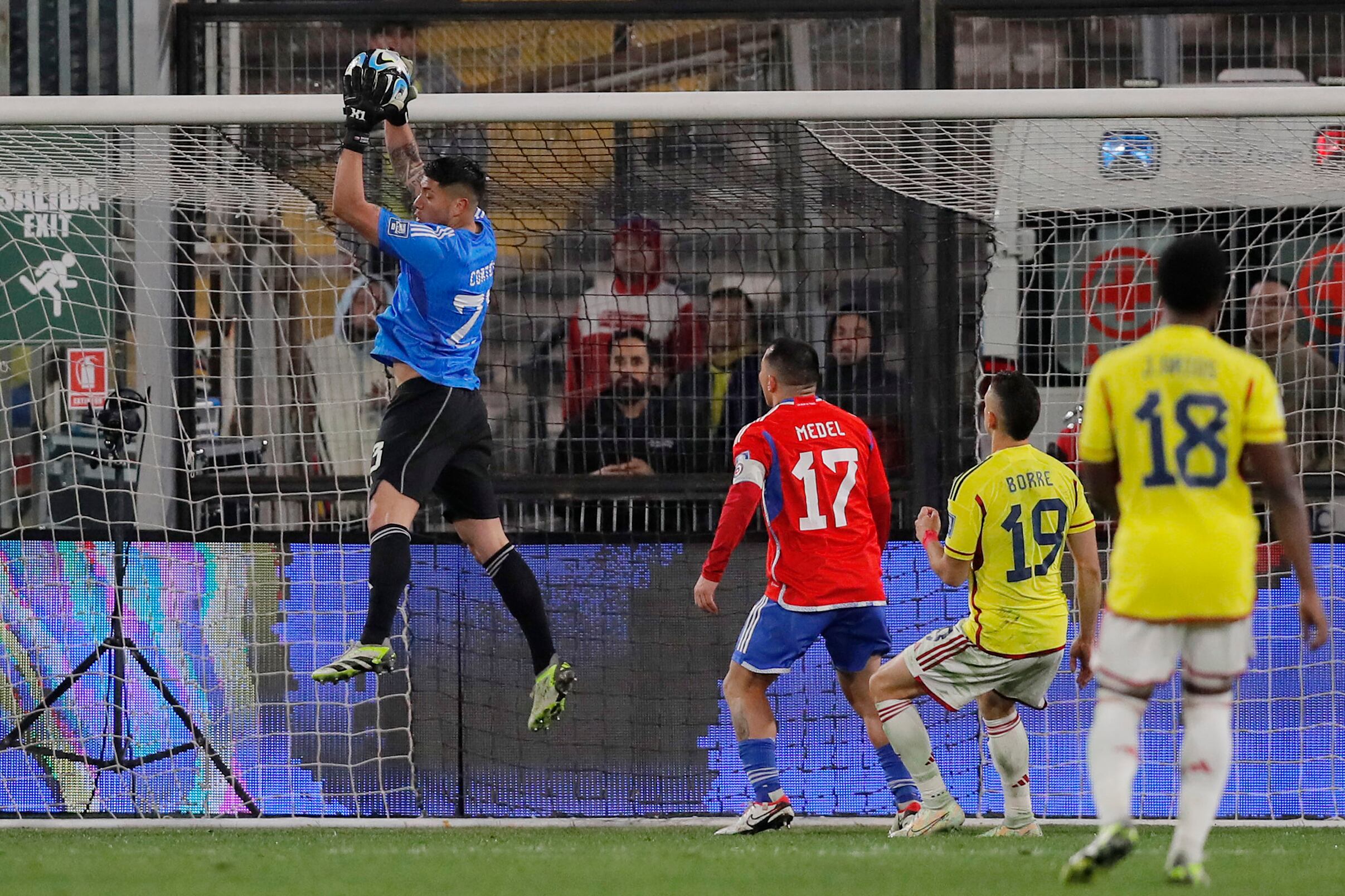 Brayan Cortés es el arquero que se ha ganado la titularidad en la escuadra chilena, tras la ausencia de Claudio Bravo en las convocatorias de Eduardo Berizzo. (Foto: Javier TORRES / AFP)