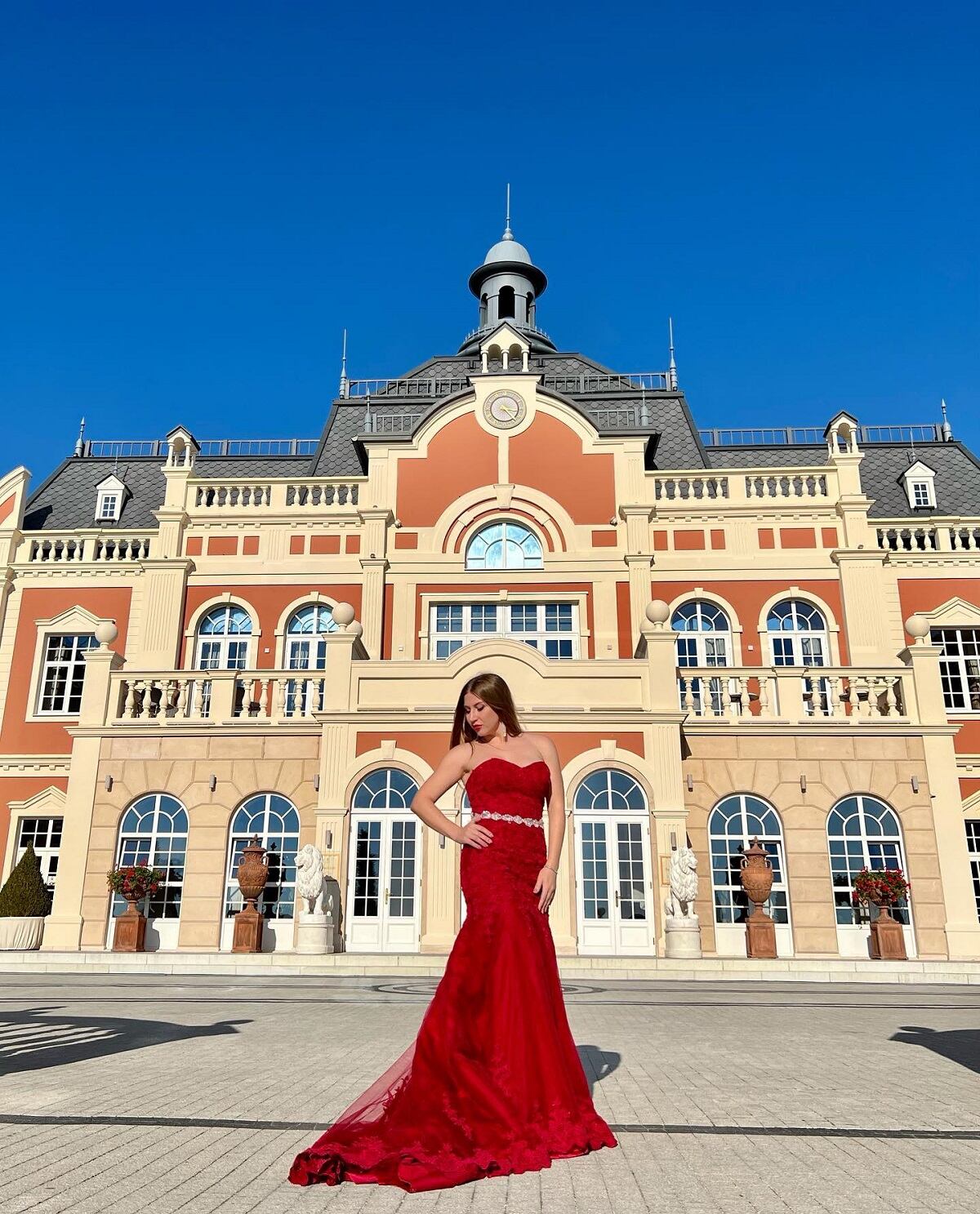 La influencer rusa Inessa Polenko lució un vestido rojo mientras se fotografiaba en Castillo de Talu (Foto: Inessa Polenko/ Instagram)