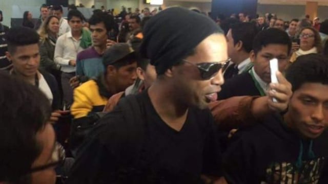 Ronaldinho llegó a Perú para jugar con la camiseta de Cienciano
