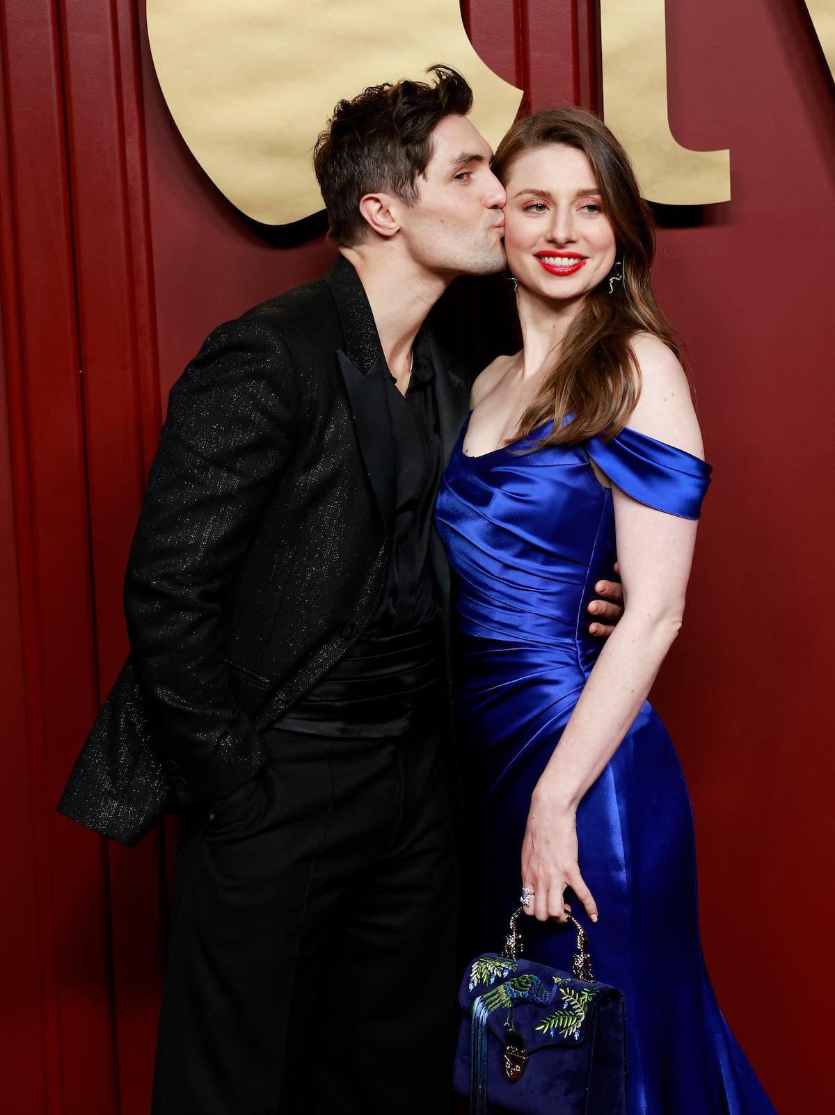 El actor Phil Dunster y Ellie Heydon en la alfombra plateada de los Premios Emmy 2024 (foto: AFP)