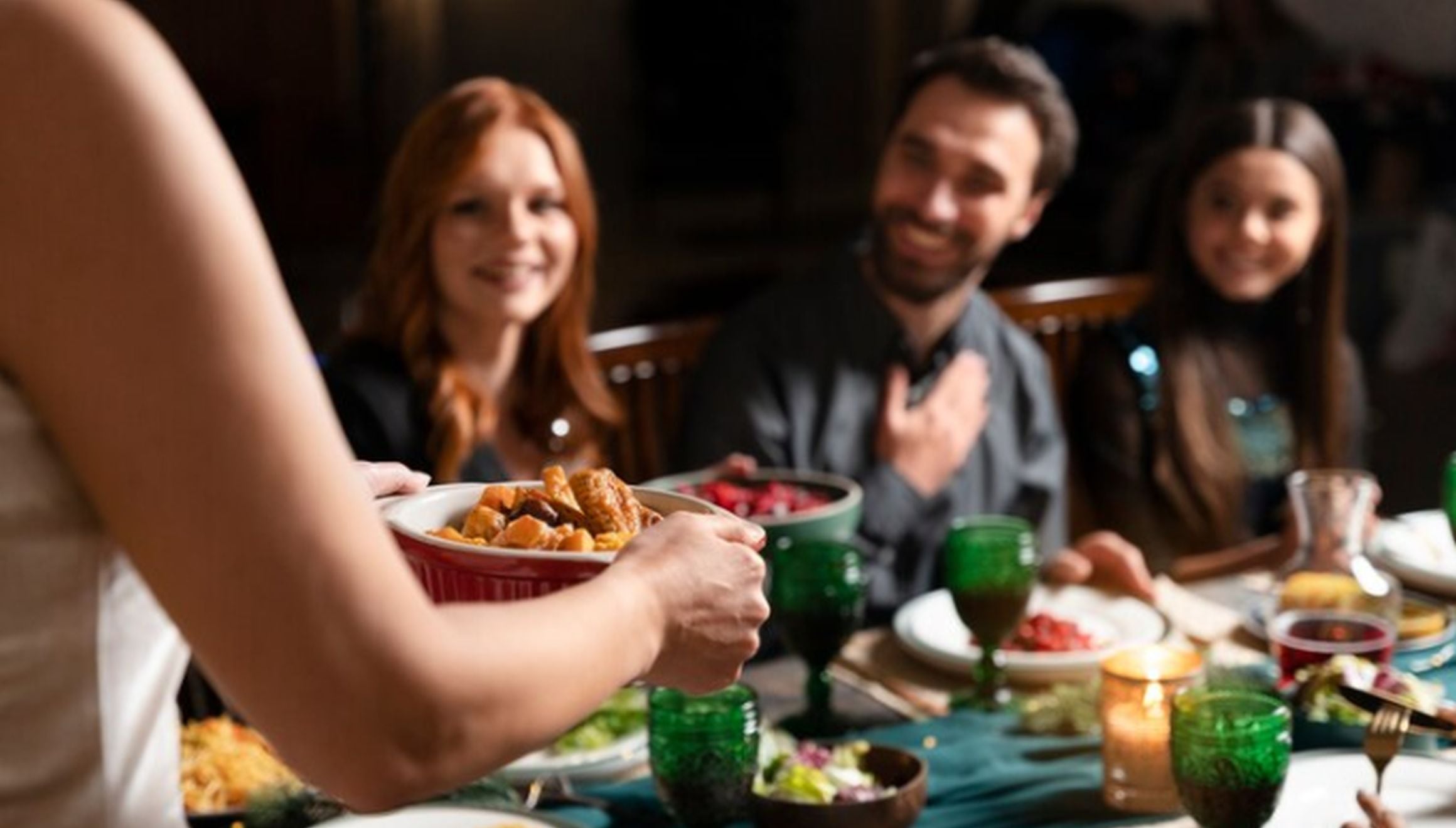 Esta imagen muestra a un grupo de personas a punto de cenar. (Foto: freepik)