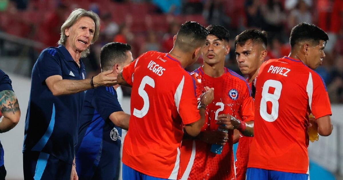 El entrenador argentino lo dirigió durante su breve paso por la selección chilena. (Foto: PhotoSport)