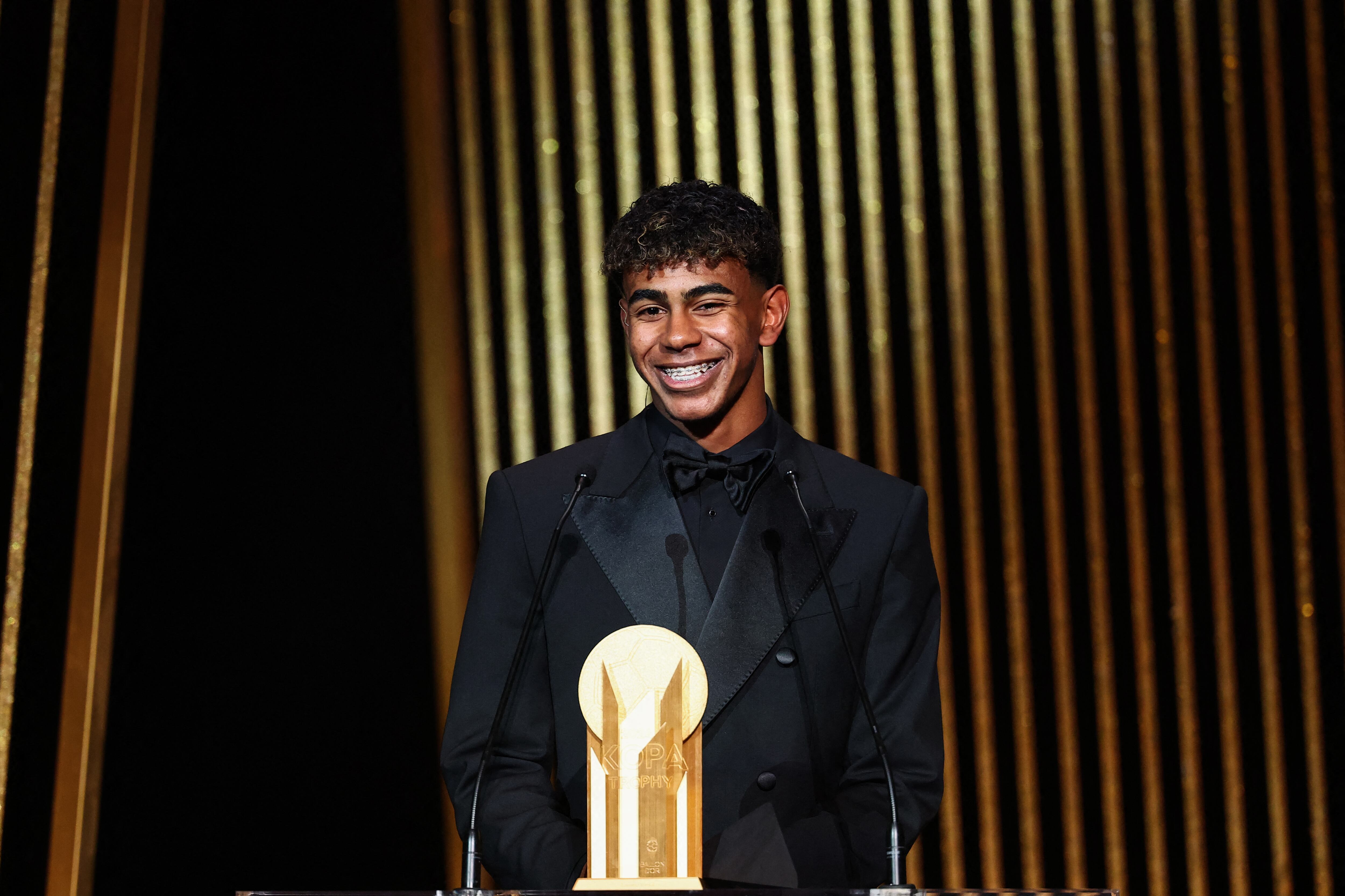 Lamine Yamal recibió el Kopa Trophy en la gala del Balón de Oro. (Foto: AFP)