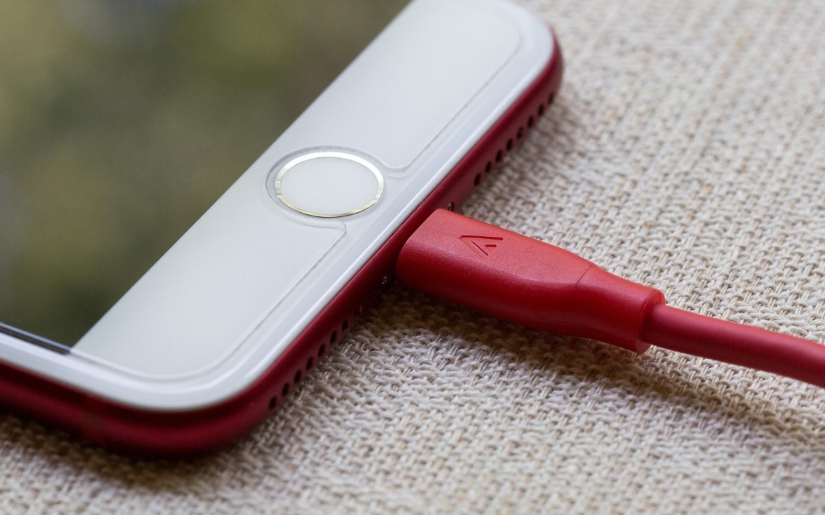 Activar el modo avión antes de cargar el celular apaga las conexiones inalámbricas y puede reducir el tiempo de carga. (Foto referencial: Pixabay)