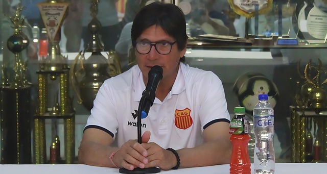 Ángel Comizzo se mantiene como entrenador de Atlético Grau.