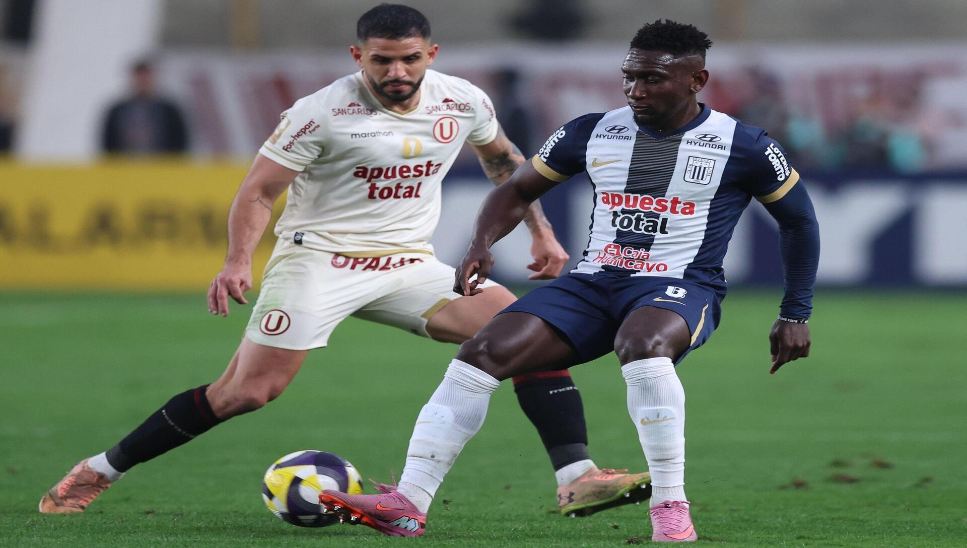 Los blanquiazules quieren quedarse con la segunda posición de la acumulada en el duelo Alianza Lima vs UTC (Crédito: Alamy Stock Photo).