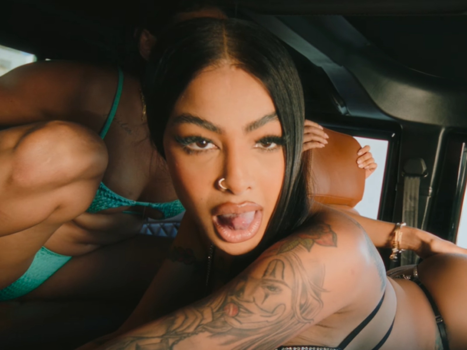 Yailin La Más Viral durante una escena de "Nota" su nueva canción (Foto: Yailin La Más Viral / YouTube)