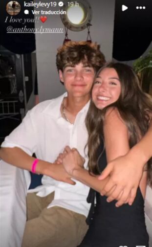 Kailey Levy subió una peculiar fotografía junto a este joven llamado Anthony (Foto: Kailey Levy / Instagram)