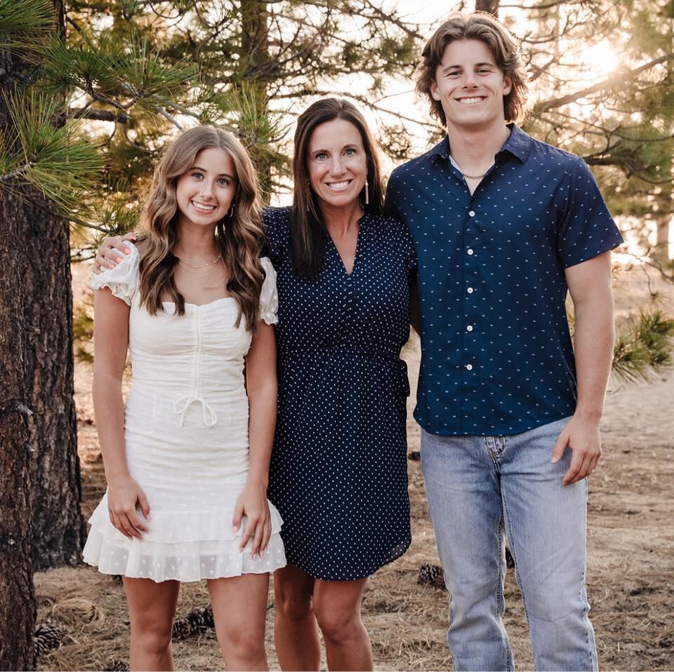 Stefanie Smith junto a sus dos hijos, el mayor de 18 años y la segunda de solo 16 (Foto: Stefanie Smith / Facebook)