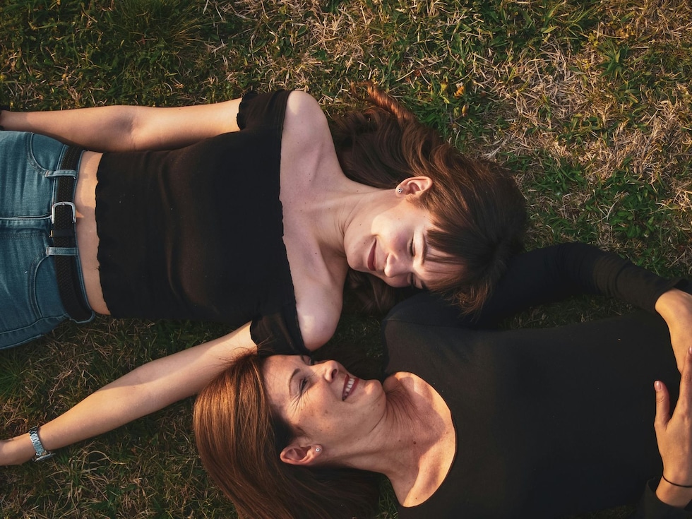 "Las mujeres siempre dicen: 'Podemos hacer todo lo que hacen los hombres'. Pero los hombres deberían decir: 'Podemos hacer cualquier cosa que las mujeres puedan hacer'". - Gloria Steinem. | Crédito: Foto de Bence Halmosi en Unsplash / Composición Depor