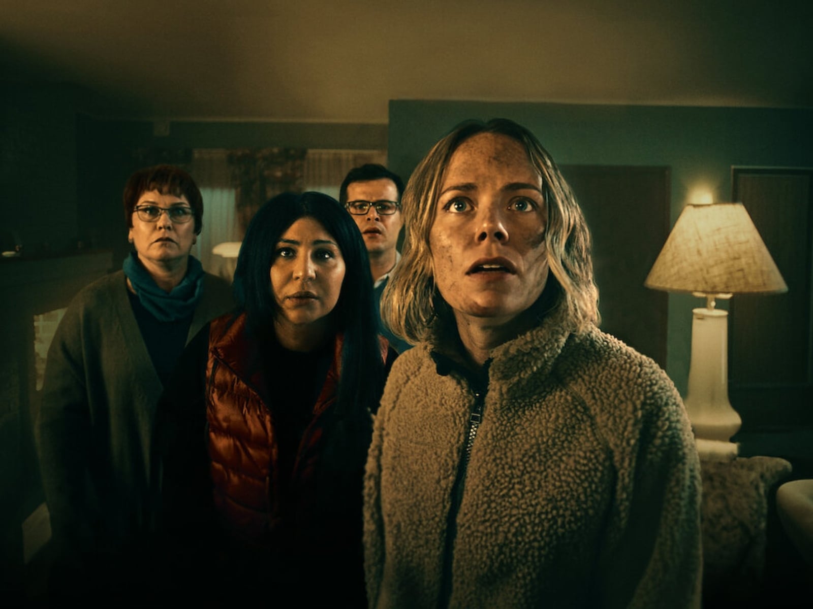 Los funcionarios municipales tratan de escapar del asesino en la película sueca “La conferencia” (Foto: Netflix)