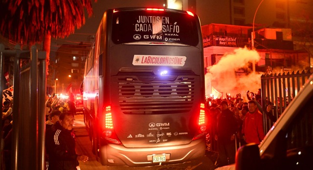 Desde El Estadio Nacional, se realizó el banderazo previo al partido de Perú vs. Uruguay por las Eliminatorias Mundial 2026. (Foto: ITEA)