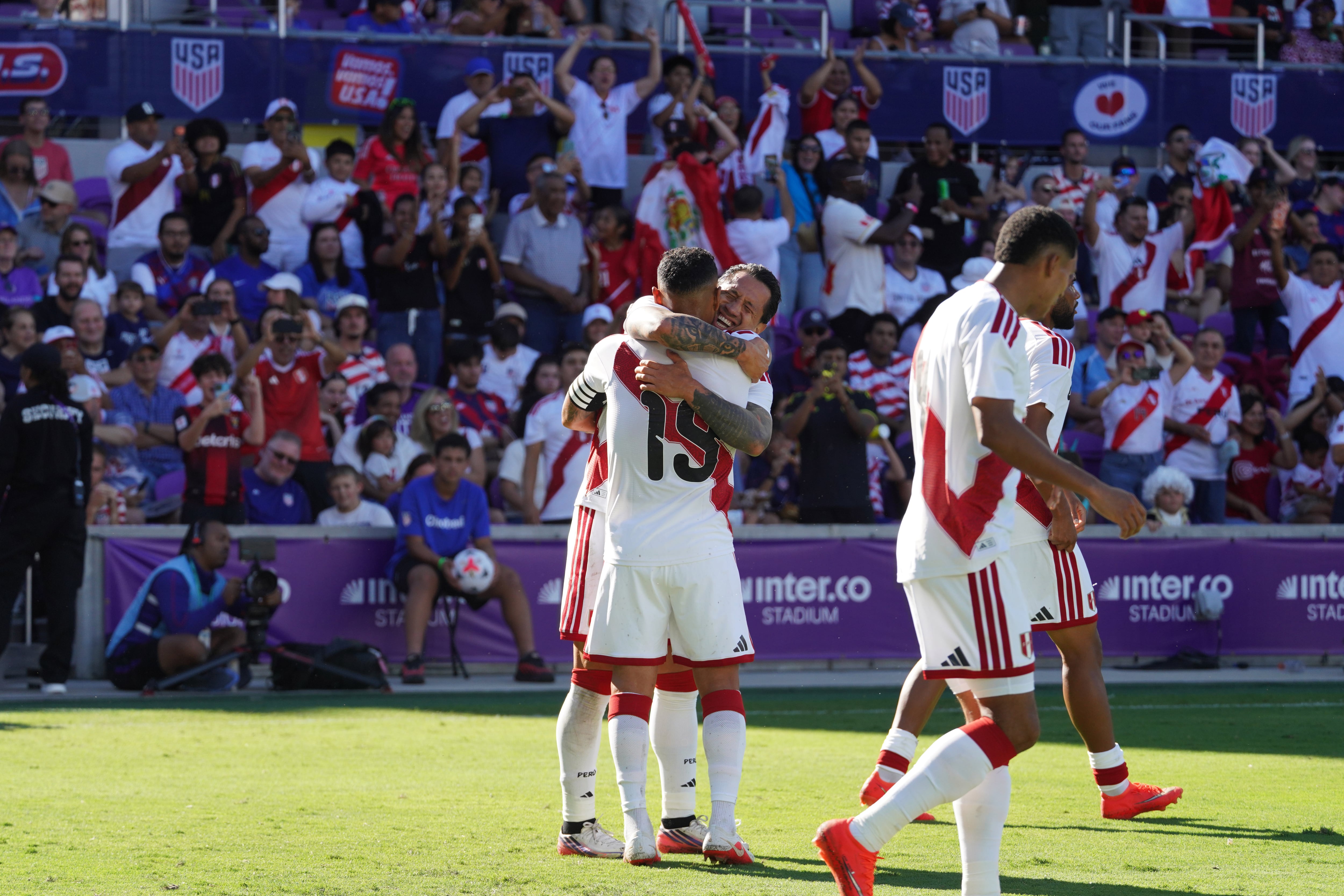 Perú enfrenta a Estados Unidos en Orlando (EFE/ Kenneth Fernández)