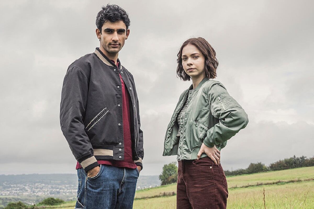 Zain Iqbal asume el rol de Ravi Singh y Emma Myers asume el rol de Pippa ‘Pip’ Fitz-Amobi en la serie "Asesinato para principiantes" (Foto: Netflix)