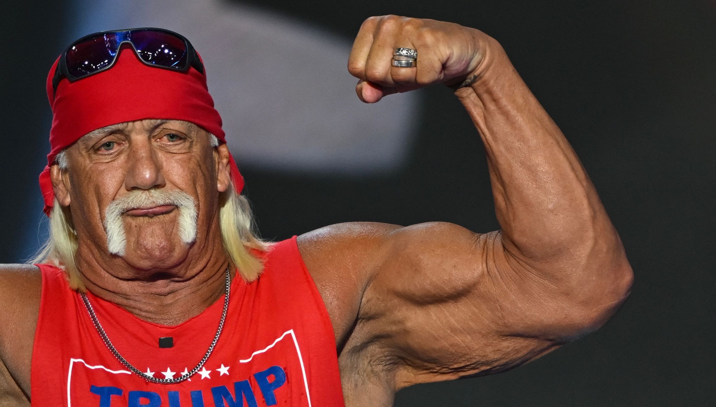 El luchador profesional estadounidense Hulk Hogan flexiona sus músculos tras hablar durante el último día de la Convención Nacional Republicana en el Foro Fiserv de Milwaukee, Wisconsin. (Photo: ANDREW CABALLERO-REYNOLDS / AFP)