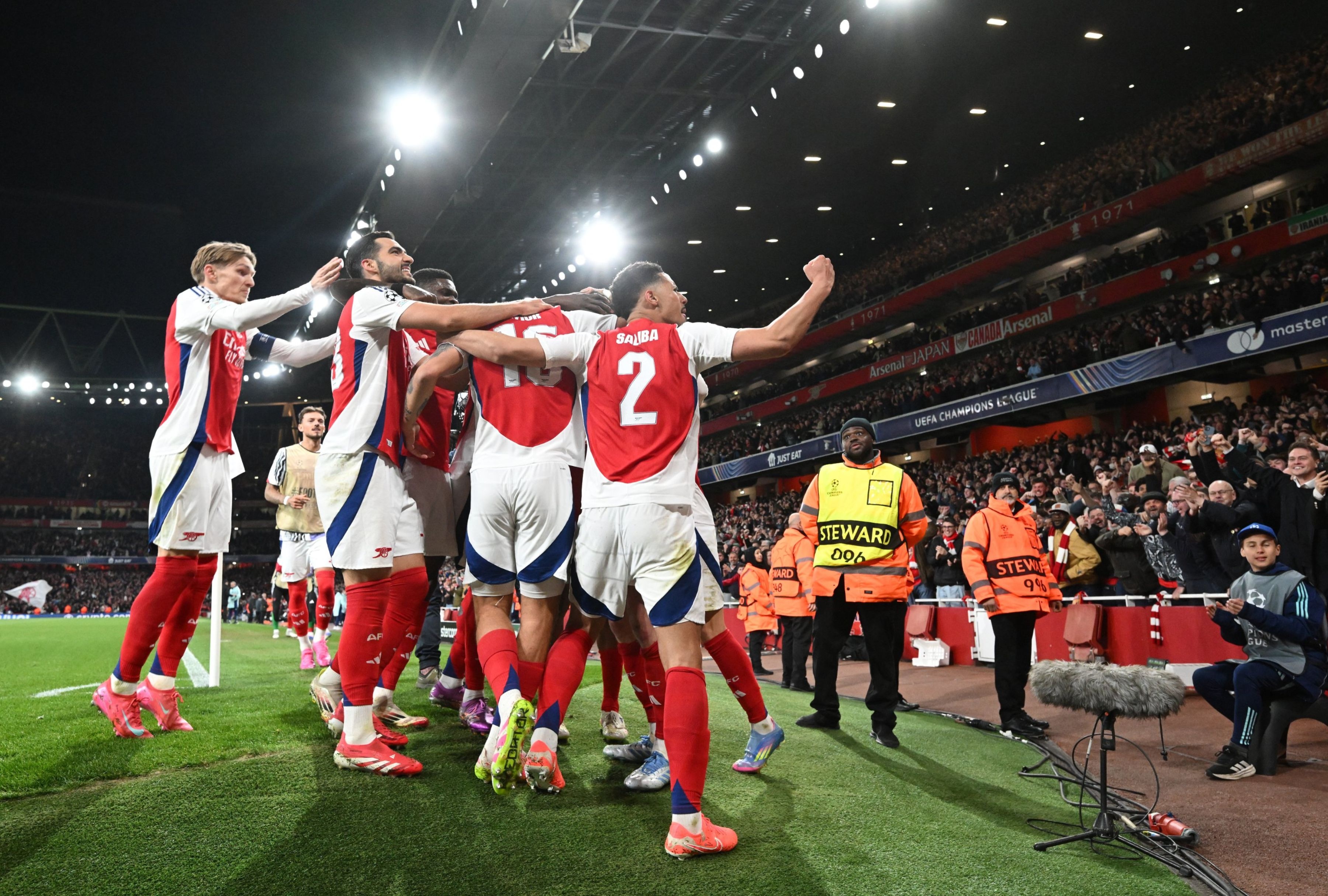 Declan Rice anotó un doblete en el triunfo 3-0 del Arsenal sobre Real Madrid por la ida de los cuartos de final de la UEFA Champions League 2024-25. | Crédito: @Arsenal / X