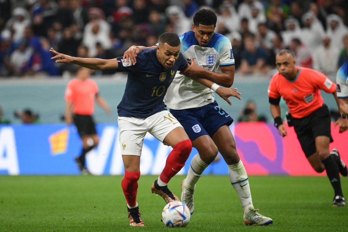 Disputando el balón con Kylian Mbappé durante el Mundial de Qatar 2022 (Foto: AFP)