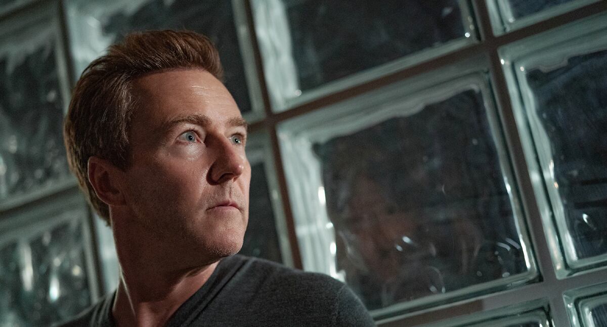 Edward Norton en "Glass Onion: Un misterio de Knives Out".