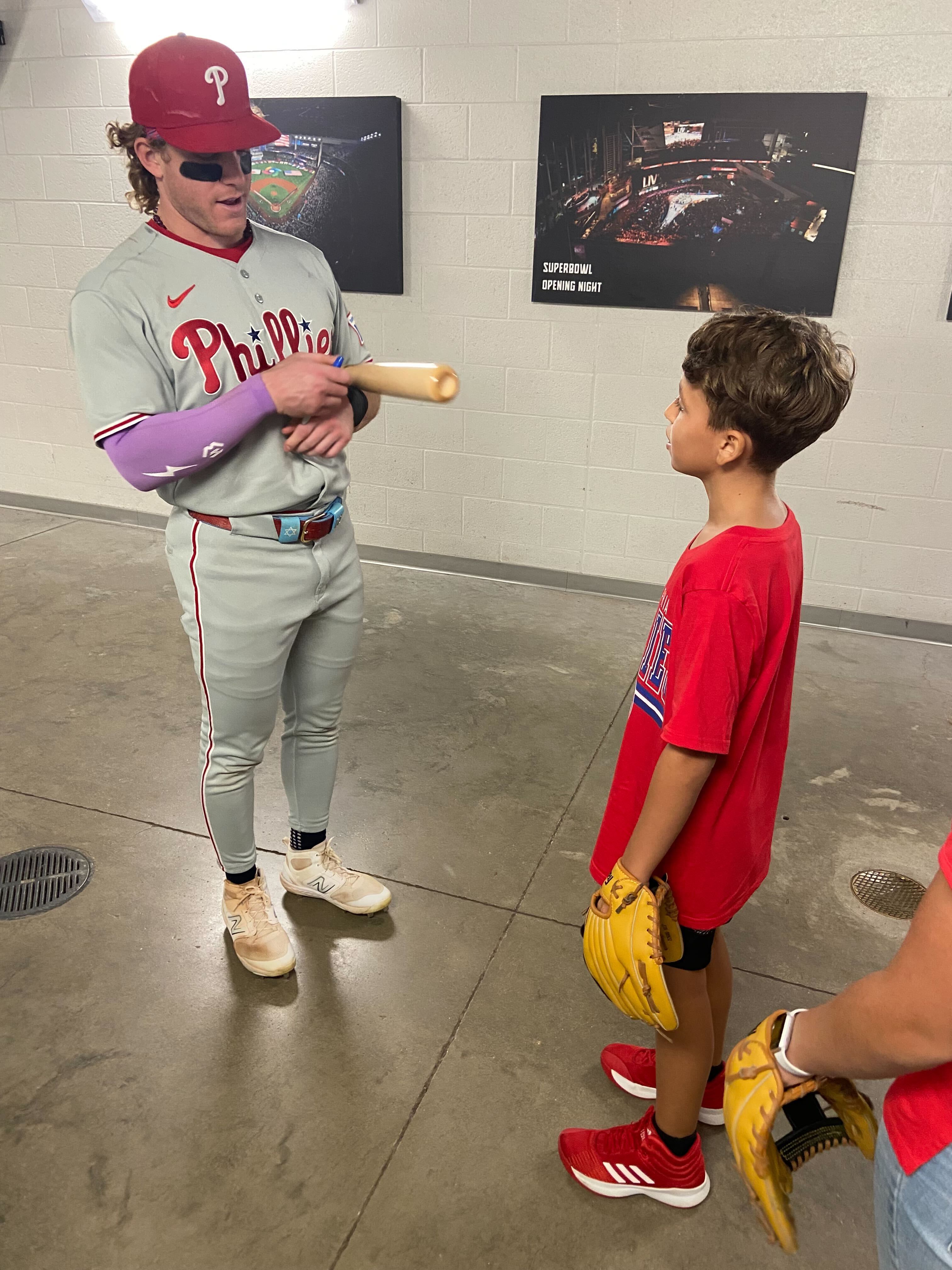 El gesto del equipo fue celebrado por los aficionados, quienes criticaron la actitud egoísta de la mujer. (Foto: @Phillies / X)