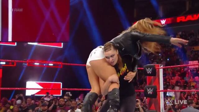 ¡Esto se descontroló! Ronda Rousey masacró a Alexa Bliss y Mickie James en RAW [VIDEO]