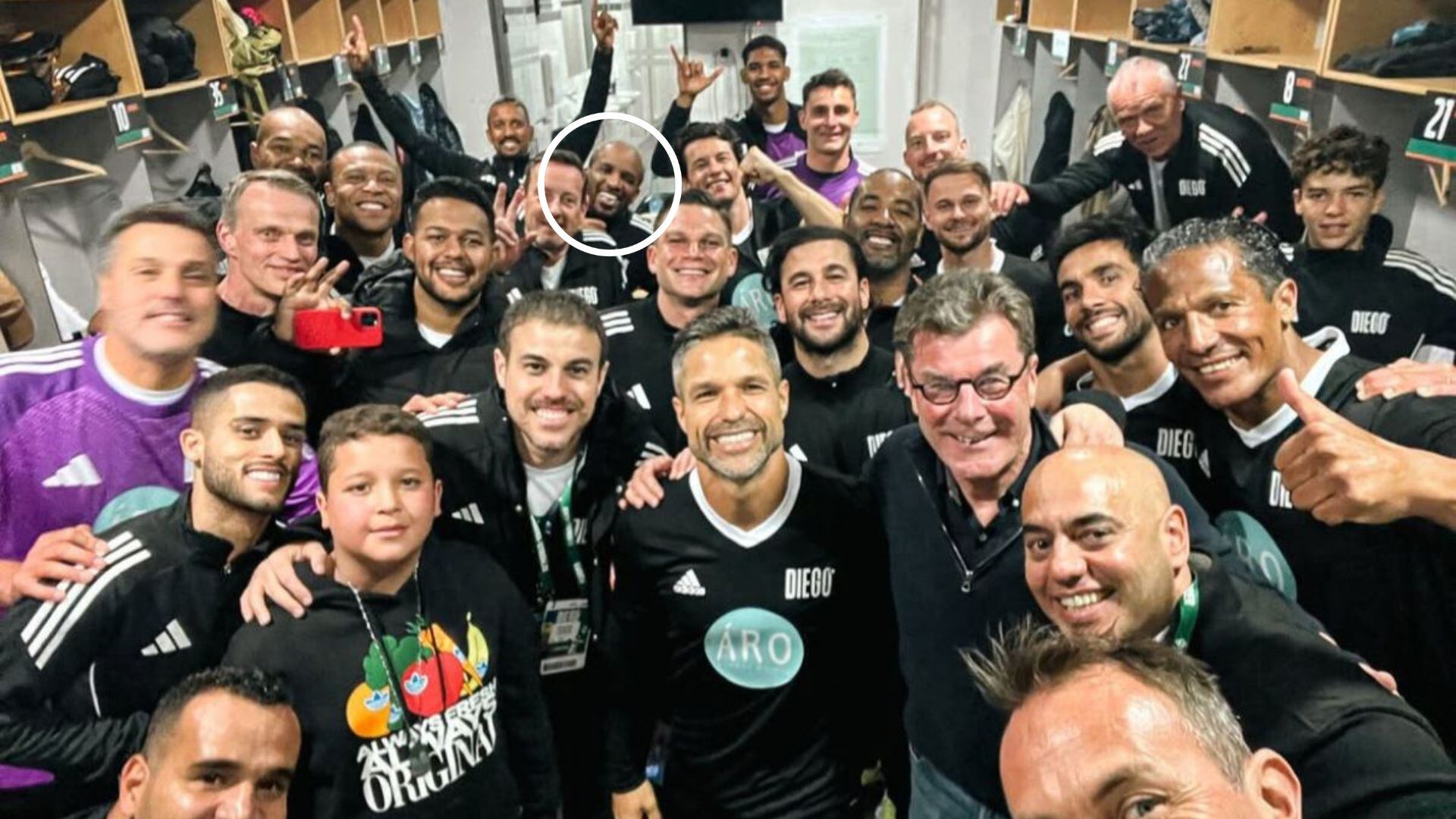 Jefferson Farfán junto a los demás invitados en la despedida de Diego Ribas.