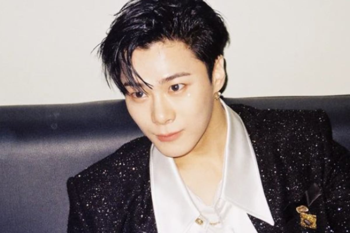 Moonbin con un traje negro y brillante (Foto: Moonbin / Instagram)