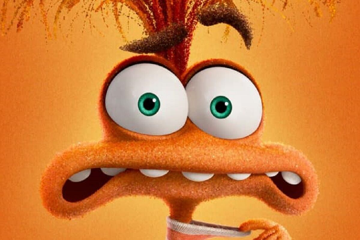 Ansiedad (Maya Hawke) se niega a abandonar la consola a pesar de la crisis de Riley en la película "Inside Out 2" (Foto: Walt Disney Studios Motion Pictures)