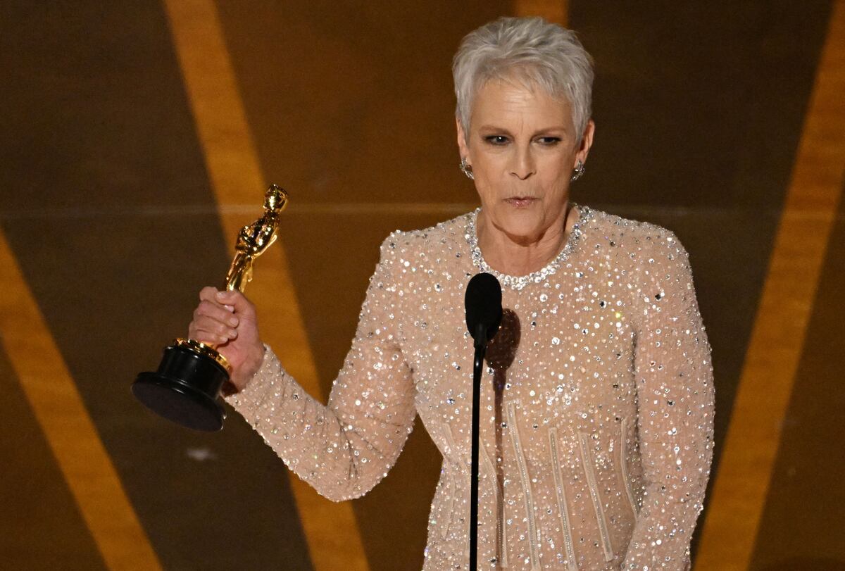 Cuando Jamie Lee Curtis ganó un premio Óscar por su trabajo en la película "Everything Everywhere All at Once" (Foto: AFP)