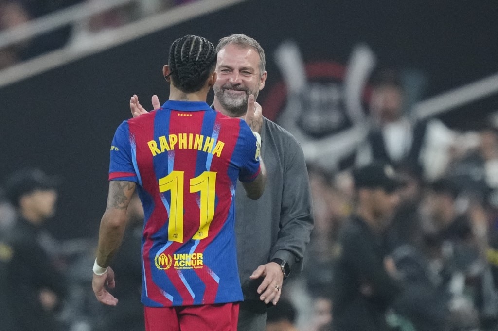 Barcelona recupera a Raphinha y Frenkie de Jong, pero Hansi Flick mantiene la cautela antes de enfrentar al Betis (Foto: AFP)