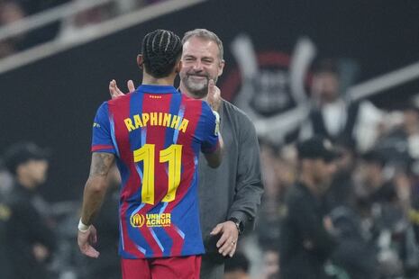 Barcelona recupera a Raphinha y Frenkie de Jong, pero Hansi Flick mantiene la cautela antes de enfrentar al Betis