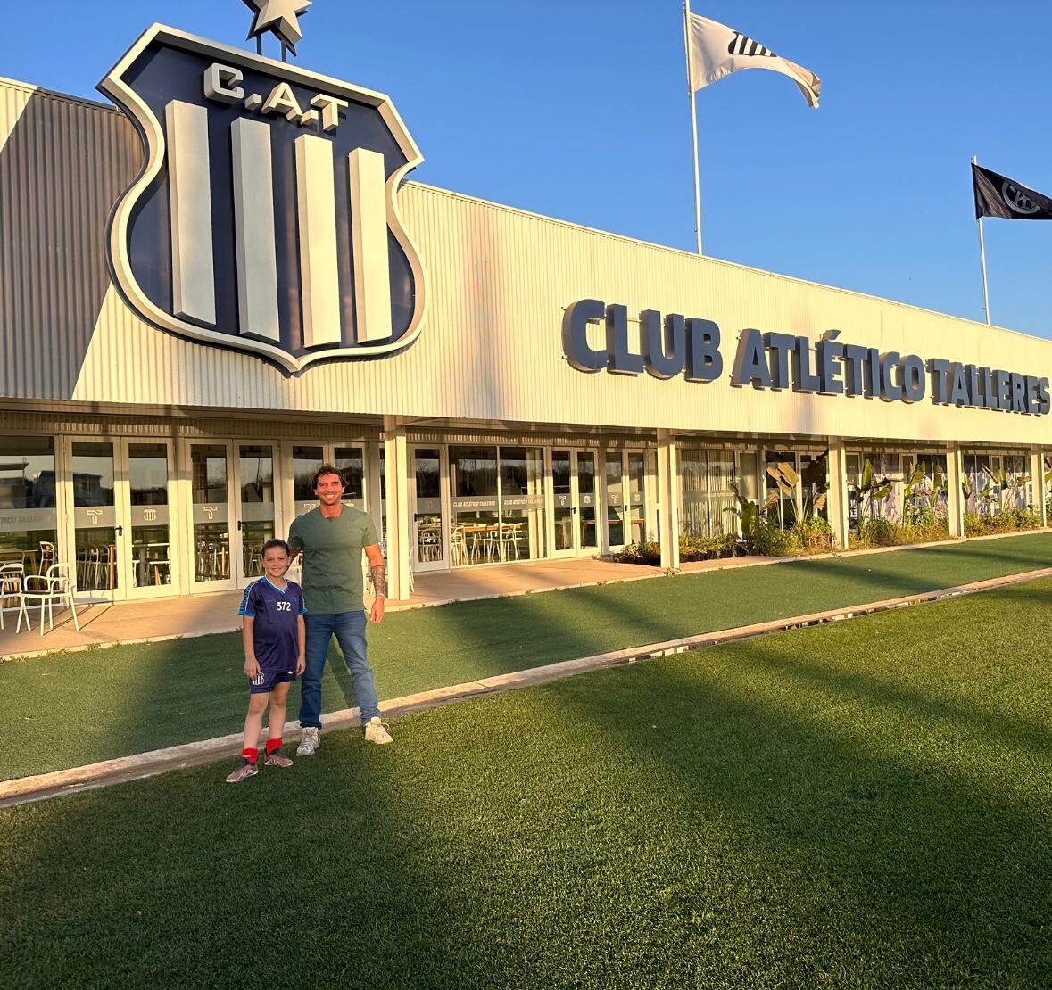 Thiago Arce y su representante en Talleres de Córdoba.