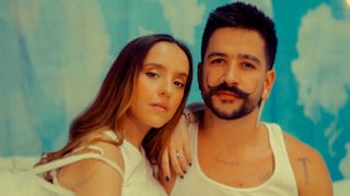 Camilo y Evaluna unen sus voces en una nueva colaboración tropical: “Plis”
