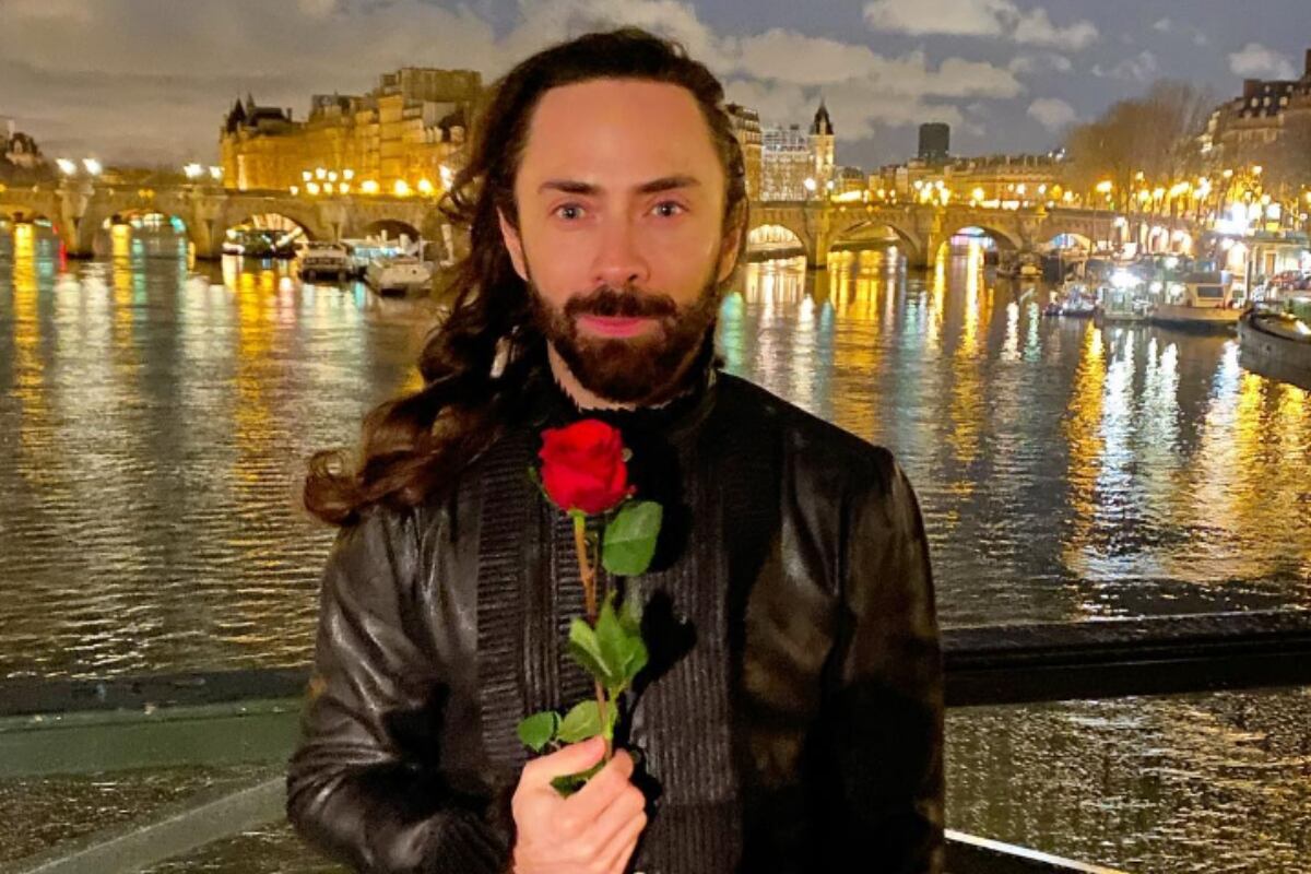 El vocalista de Moderatto con una rosa (Foto: Jay de la Cueva / Instagram)