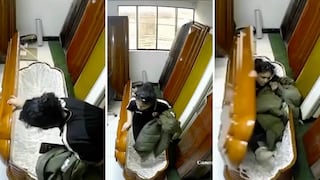 Descanso inusual: hincha de Universitario duerme dentro de ataúd en funeraria